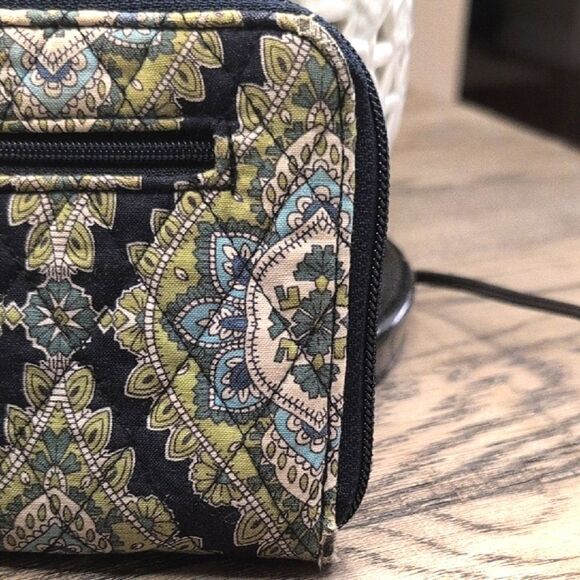 Vera Bradley Cambridge Quilted Zip Around Wallet Wristlet Retired - Picture 3 of 10